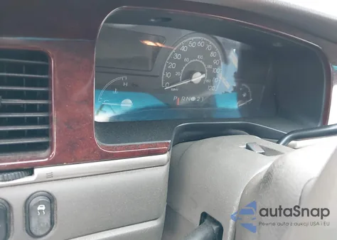 2003 Lincoln Town Car Executive z USA, uszkodzony, nr VIN 1LNHM81W23Y630869